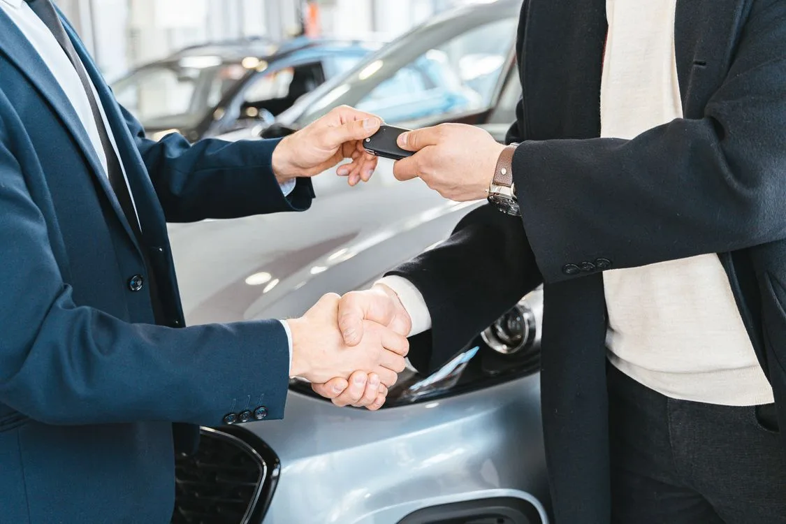 Consegna delle chiavi dopo la vendita di un'auto usata tra privati
